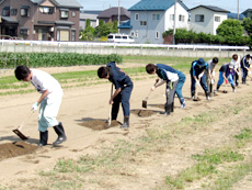 土を耕す学生