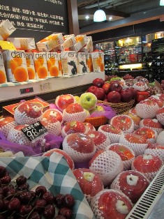 photo:Japanese and Chinese apples that are displayed at retail shops in China