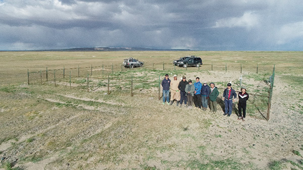 写真：モンゴルの乾燥地における緑化試験サイト（モンゴル人の協力者と共に撮影）