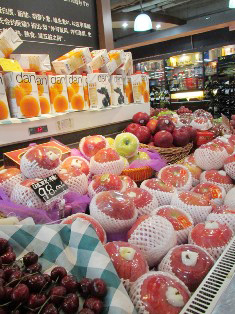 （写真②）中国、北京市で並んで販売される日本産・中国産りんご